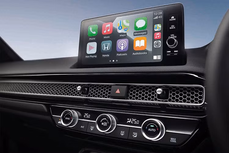 Đặc biệt, Honda Civic e:HEV 2022 có lượng xăng tiêu thụ khá thấp, cụ thể là 55,55 km/lít (1,8 lít/100 km) trong nội thành, 18,86 km/lít (5,3 lít/100 km) đường cao tốc và 25 km/lít (4 lít/100 km) đường hỗn hợp. Nếu chạy bằng nhiên liệu E20, xe có mức tiêu thụ tương ứng là 55,55 km/lít (1,8 lít/100 km), 19,6 km/lít (5,1 lít/100 km) và 25,64 km/lít (3,9 lít/100 km). Như vậy, mẫu xe này có mức tiêu thụ nhiên liệu thấp hơn cả đối thủ Toyota Corolla Altis Hybrid (trung bình 4,3 lít/100 km).