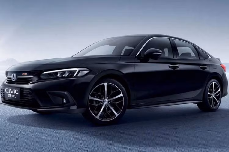 Thái Lan chính là thị trường đầu tiên trên thế giới đón nhận Honda Civic e:HEV 2022 bản sedan. "Trái tim" của mẫu xe này là hệ truyền động hybrid e:HEV mới, bao gồm máy xăng Atkinson Cycle 4 xi-lanh, phun nhiên liệu trực tiếp, dung tích 2.0L và 2 mô-tơ điện nằm trên cầu trước. Ngoài ra, xe còn có hộp số tự động E-CVT và cụm pin lithium-ion nằm bên dưới ghế sau.