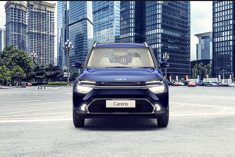 So với Suzuki Ertiga và thậm chí cả Toyota Innova, Kia Carens mới có chiều dài cơ sở lớn hơn. Được áp dụng ngôn ngữ thiết kế Opposites United nên Kia Carens 2022 trông khá táo bạo. Xe được trang bị hệ thống đèn 2 tầng với dải đèn LED định vị ban ngày nằm trên, đèn pha ở dưới, lưới tản nhiệt hình lục giác cỡ lớn và nắp ca-pô bằng phẳng.