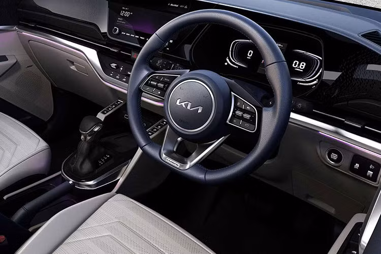 Khi mua mẫu xe MPV Kia Carens 2022, khách hàng Ấn Độ có thể chọn phiên bản 6 chỗ hoặc 7 chỗ. Ở phiên bản 7 chỗ, hàng ghế thứ hai còn có tính năng gập 1 chạm để hành khách đi xuống dưới dễ dàng hơn. Trong khi đó, phiên bản 6 chỗ được trang bị 2 ghế thương gia ở giữa.