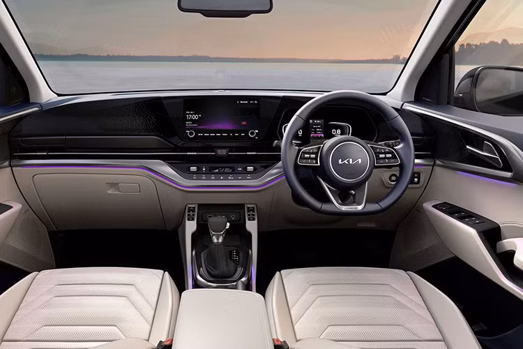 Tại thị trường Ấn Độ, mẫu MPV này có 3 tùy chọn động cơ, tương tự Seltos. Thứ nhất là động cơ xăng 4 xi-lanh, hút khí tự nhiên, dung tích 1.5L, cho công suất tối đa 115 mã lực và mô-men xoắn cực đại 144 Nm. Thứ hai là động cơ diesel 4 xi-lanh, dung tích 1.5L với công suất tối đa 115 mã lực và mô-men xoắn cực đại 250 Nm.