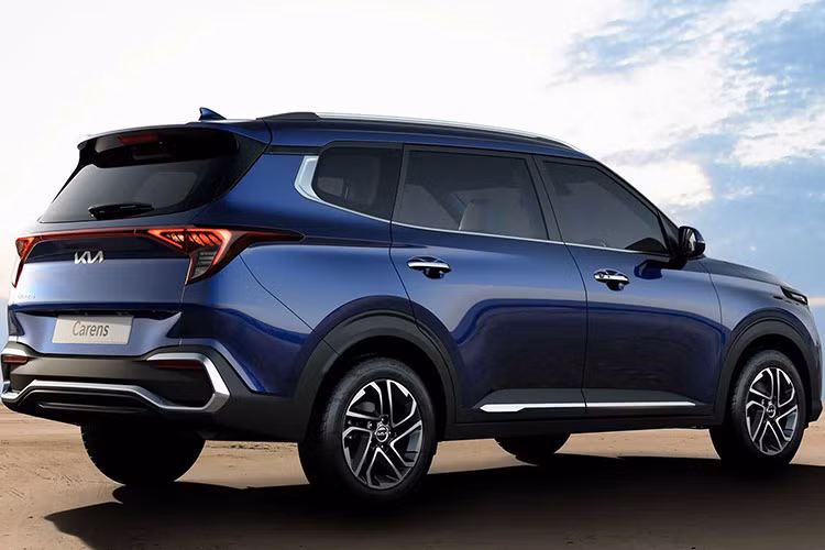 Như thông tin đã đưa, Kia Carens 2022 là tân binh của phân khúc MPV 7 chỗ tại Ấn Độ, cạnh tranh với Suzuki Ertiga và XL6. Được phát triển dựa trên cơ sở gầm bệ của Kia Seltos, mẫu MPV này sở hữu chiều dài 4.540 mm, chiều rộng 1.800 mm, chiều cao 1.700 mm, chiều dài cơ sở 2.780 mm và chiều cao gầm 195 mm.