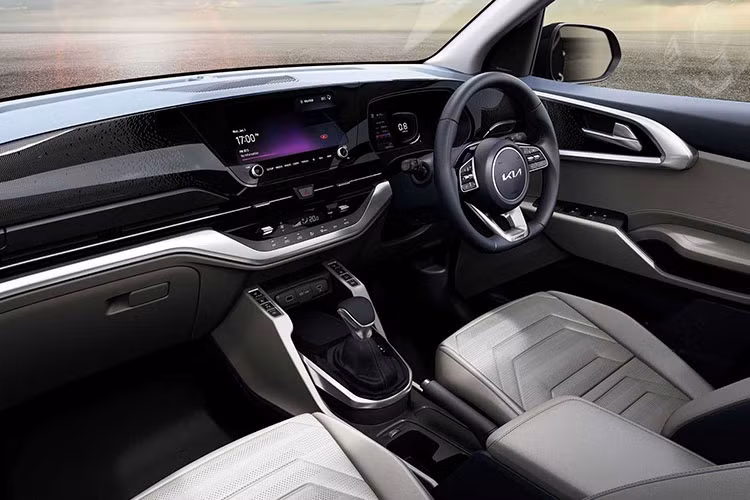 Bên trong Carens 2022 là không gian nội thất rộng rãi và trang bị hiện đại. Xe được trang bị mặt táp-lô uốn cong mềm mại, bảng đồng hồ kỹ thuật số, màn hình thông tin giải trí dạng cảm ứng 8 inch hoặc 10,25 inch, vô lăng vát đáy thể thao, tính năng ra lệnh bằng giọng nói, cửa sổ trời, hệ thống âm thanh Bose 8 loa, hệ thống đèn viền nội thất 64 màu, ghế trước làm mát, hệ thống lọc không khí và tính năng cập nhật phần mềm qua Wi-Fi.