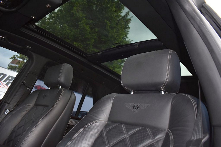 Mẫu xe vẫn được trang bị khối động cơ V8 tăng áp kép dung tích 6.75 lít tạo ra công suất 450 mã lực và mô-men xoắn 875 Nm, hiện được gửi đến cả bốn bánh bằng cách chuyển số tự động êm ái.