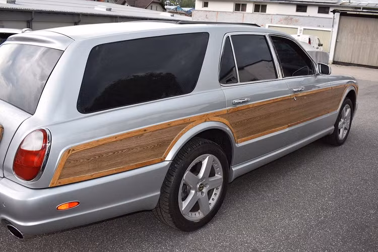 Để đáp ứng yêu cầu thứ hai của chủ sở hữu là mẫu xe có thể vận hành trên điều kiện địa hình hiểm trở, hệ dẫn động bốn bánh từ Cadillac Escalade đã được trang bị cho Arnage dẫn động cầu sau trước đây. Đội ngũ cũng đã trang trí các bên và phía sau thân xe bằng tấm gỗ để bảo vệ xe tốt hơn.