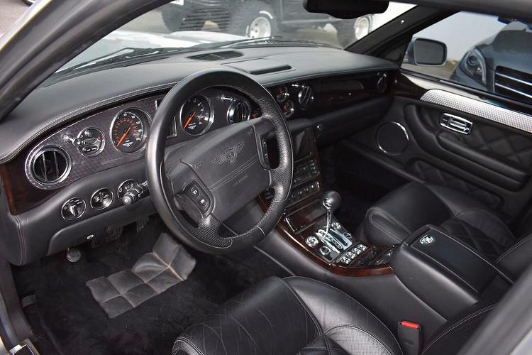 Genaddi cũng đã thử tiến hành nâng cấp nội thất nhưng sau hai lần nâng cấp, chủ sở hữu không hài lòng và thay vào đó quyết định gửi chiếc xe này đến nhà thiết kế huyền thoại Pininfarina. Ngoài tất cả các thay đổi trực quan được thực hiện cho khoang nội thất xe thì còn có các chi tiết bổ sung chức năng như cửa sổ trời đôi và hàng ghế sau có thể gập lại.