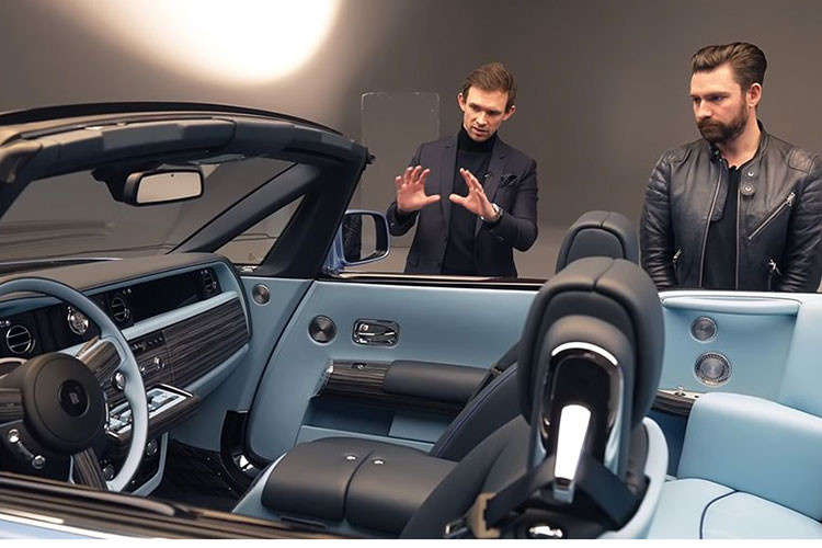 Không gian nội thất là sự kết hợp tuyệt đẹp của chất liệu da màu rượu cognac và màu vỏ ngọc trai với lớp gỗ veneer Royal Walnut, được nhấn nhá bởi các chi tiết màu vàng hồng và xà cừ. Bề mặt và kiểu dáng của ghế ngồi, cũng như thiết kế nội thất của Boat Tail, hiện lên nổi bật nhờ những tấm da bọc có hiệu ứng óng ánh như ngọc trai.