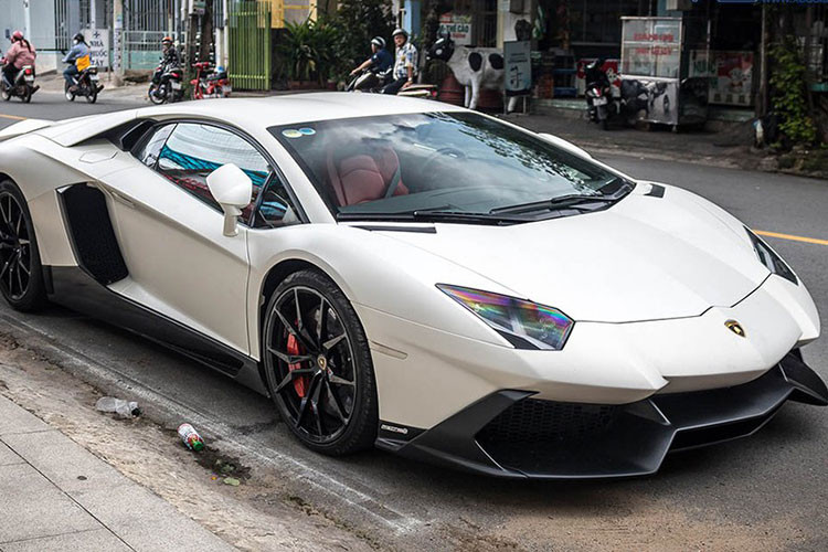 Chiếc siêu xe Lamborghini Aventador LP700-4 độ LP720-4 50º Anniversario độc nhất Việt Nam này đã trải qua khá nhiều đời chủ. Nó từng thuộc sở hữu của hot girl 9X Sài thành hiện đang sử dụng McLaren 650S Spider.