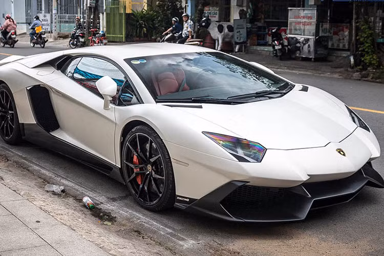 Chiếc siêu xe Lamborghini Aventador LP700-4 độ LP720-4 50º Anniversario độc nhất Việt Nam này đã trải qua khá nhiều đời chủ. Nó từng thuộc sở hữu của hot girl 9X Sài thành hiện đang sử dụng McLaren 650S Spider.