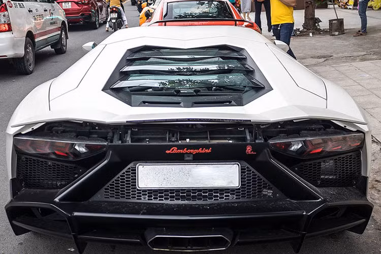 Chiếc siêu xe sắp về Huế định cư chỉ độ body kit Lamborghini Aventador LP720-4 50º Anniversario mà không có nâng cấp nào ở động cơ. "Trái tim" của Lamborghini Aventador LP700-4 sử dụng động cơ V12, dung tích 6.5 lít, sản sinh công suất tối đa 700 mã lực và mô-men xoắn cực đại 690 Nm.