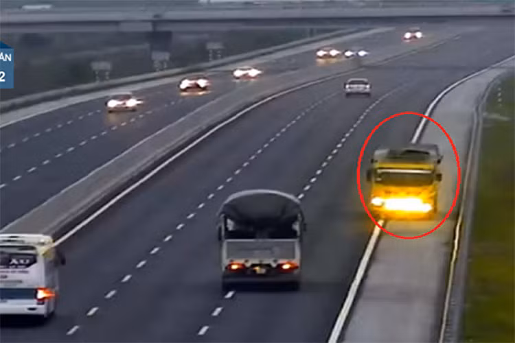 Chay vao lan duong khan cap, tai xe oto se bi phat bao nhieu?