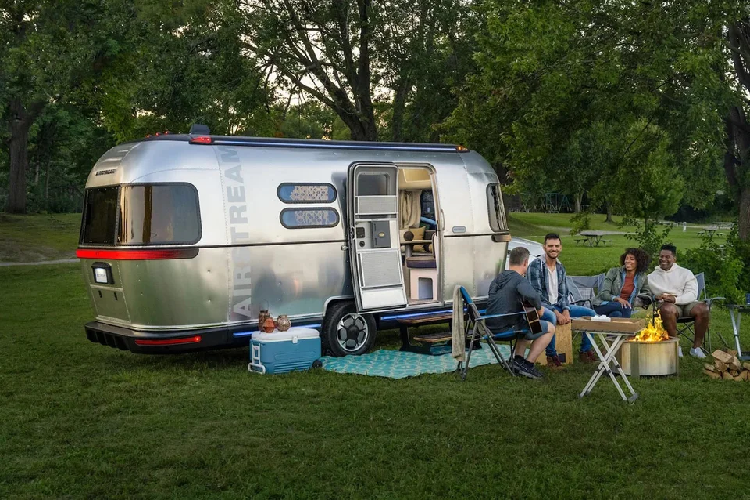 eStream mang phong cách thiết kế cổ điển đặc trưng của các mẫu nhà di động Airstream với ngoại thất phủ nhôm và các đường nét đầy đặn. Một vài điểm nhấn tạo vẻ hiện đại cho mẫu concept có thể kể đến dải định vị trước và đèn hậu LED kiểu pixel, la-zăng đa chấu...