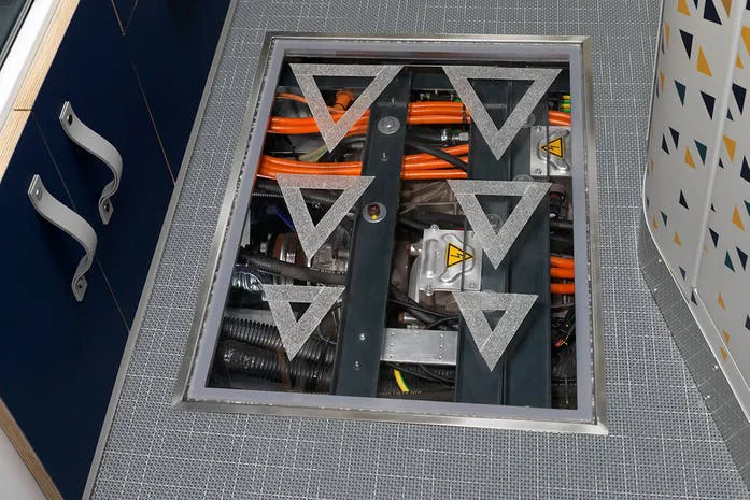 Cụm pin dưới sàn có dung lượng 80 kWh cung cấp năng lượng cho động cơ điện ở 2 bánh xe, từ đó giúp cải thiện được hiệu quả vận hành và tăng phạm vi di chuyển cho xe điện khi kéo eStream. Dù vậy, việc trang bị cụm pin có thể khiến eStream tăng khối lượng và nặng hơn những mẫu nhà di động thông thường có cùng kích cỡ.