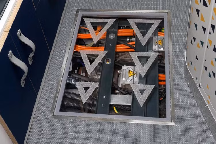 Cụm pin dưới sàn có dung lượng 80 kWh cung cấp năng lượng cho động cơ điện ở 2 bánh xe, từ đó giúp cải thiện được hiệu quả vận hành và tăng phạm vi di chuyển cho xe điện khi kéo eStream. Dù vậy, việc trang bị cụm pin có thể khiến eStream tăng khối lượng và nặng hơn những mẫu nhà di động thông thường có cùng kích cỡ.