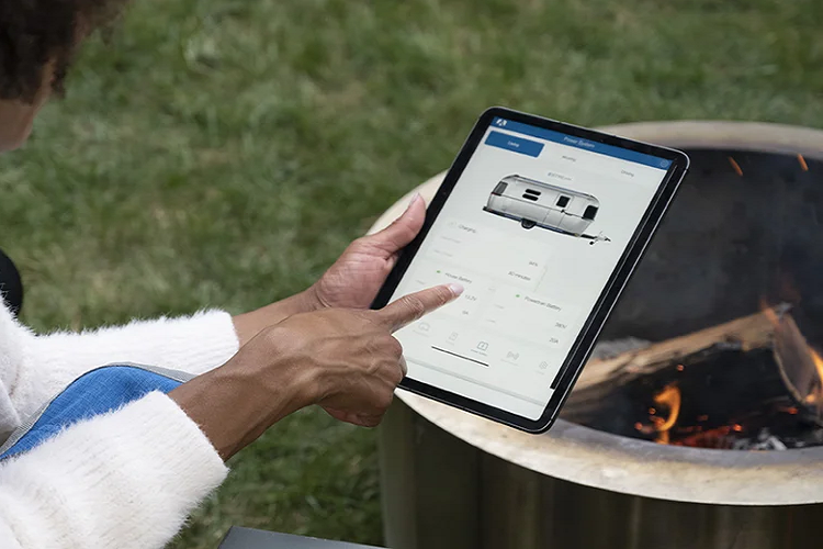 Người dùng có thể theo dõi thông số vận hành, lượng điện năng hay điều khiển các tính năng của eStream chạy điện từ xa thông qua ứng dụng trên điện thoại, máy tính bảng. Đặc biệt, eStream có thể tự di chuyển đến vị trí cắm trại hoặc trở về vị trí chờ mà không cần xe kéo.