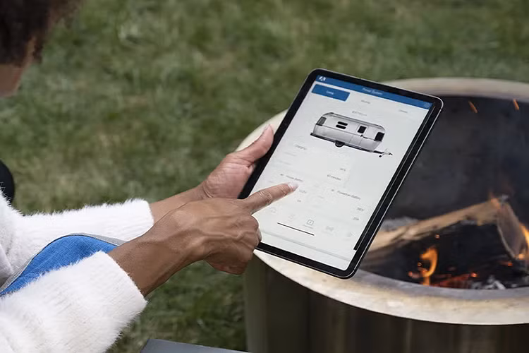 Người dùng có thể theo dõi thông số vận hành, lượng điện năng hay điều khiển các tính năng của eStream chạy điện từ xa thông qua ứng dụng trên điện thoại, máy tính bảng. Đặc biệt, eStream có thể tự di chuyển đến vị trí cắm trại hoặc trở về vị trí chờ mà không cần xe kéo.