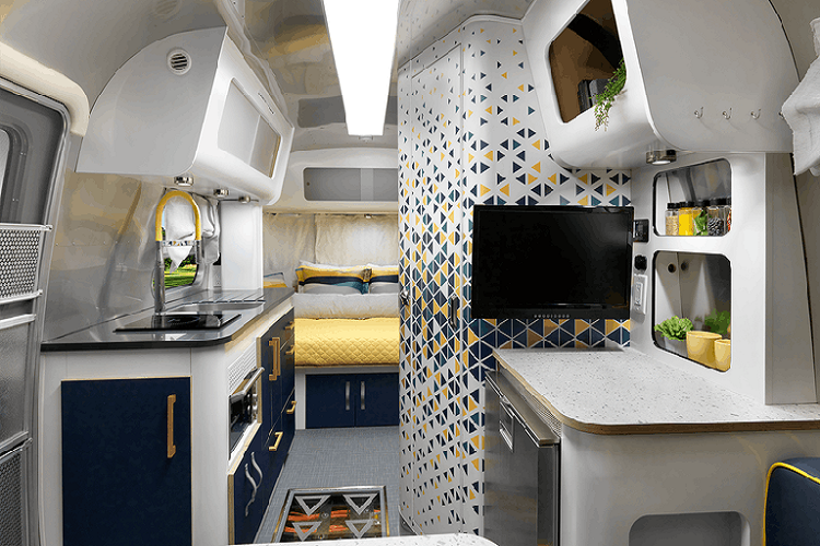 Bên trong, mẫu nhà di động của Airstream có đầy đủ các tiện ích cần thiết cho việc đi chơi dài ngày, bao gồm giường ngủ, bếp, lò vi sóng, tivi...