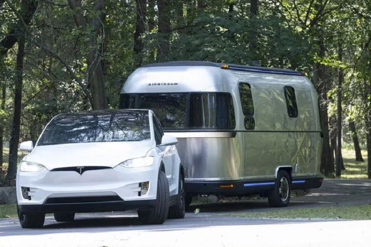 Thor Industries, công ty mẹ của hãng chuyên sản xuất nhà di động Airstream, vừa giới thiệu một mẫu concept đặc biệt có tên gọi eStream Travel Trailer hoàn toàn mới.