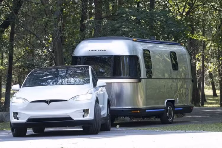 Thor Industries, công ty mẹ của hãng chuyên sản xuất nhà di động Airstream, vừa giới thiệu một mẫu concept đặc biệt có tên gọi eStream Travel Trailer hoàn toàn mới.