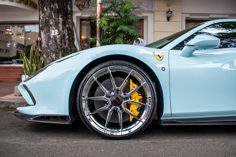 Bộ mâm nguyên bản được thay bằng bộ mâm Novitec x Vossen NF10 màu chrome với thiết kế 5 chấu kép, đi kèm phần nắp khóa tâm giả lấy phong cách từ những mẫu xe đua đường phố. Phía sau là cùm phanh màu vàng nổi bật.