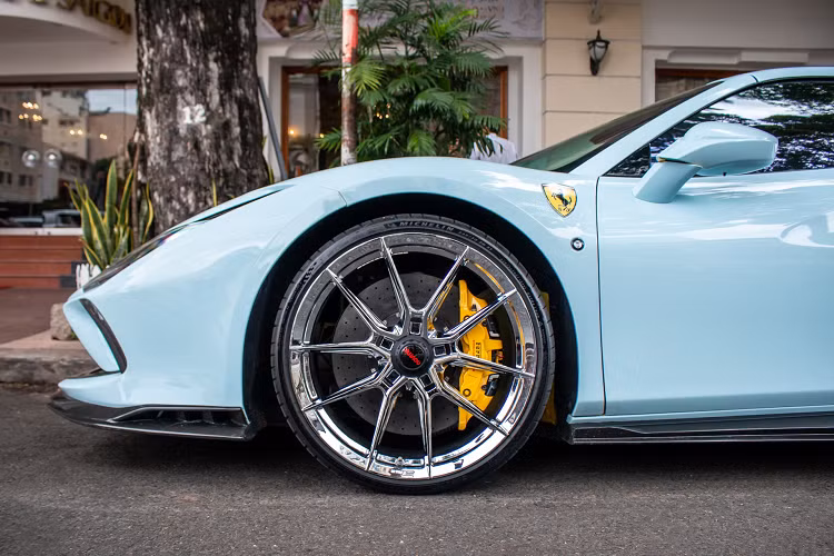 Bộ mâm nguyên bản được thay bằng bộ mâm Novitec x Vossen NF10 màu chrome với thiết kế 5 chấu kép, đi kèm phần nắp khóa tâm giả lấy phong cách từ những mẫu xe đua đường phố. Phía sau là cùm phanh màu vàng nổi bật.