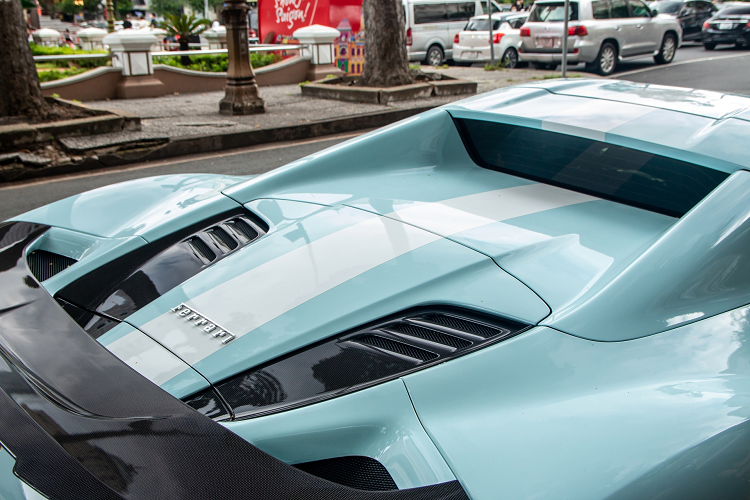 Do là biến thể mui trần (Spider) nên nắp động cơ bằng kính được thay bằng dạng kín. Mui được thiết kế hai mảnh, có thể đóng/mở bằng điện thông qua một nút bấm bên trong cabin, biến chiếc xe từ mui cứng thành mui trần trong vòng 14 giây.