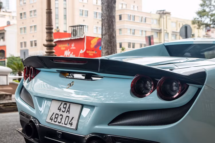 Ferrari F8 Spider sử dụng động cơ V8, dung tích 3.9L tăng áp kép, sản sinh công suất 720 mã lực cùng mô-men xoắn 770 Nm. Đi kèm hộp số bán tự động ly hợp kép 7 cấp và hệ dẫn động cầu sau, chiếc siêu xe mui trần có thể tăng tốc 0-100km/h trong 2,9 giây trước khi đạt tốc độ tối đa 340 km/h.