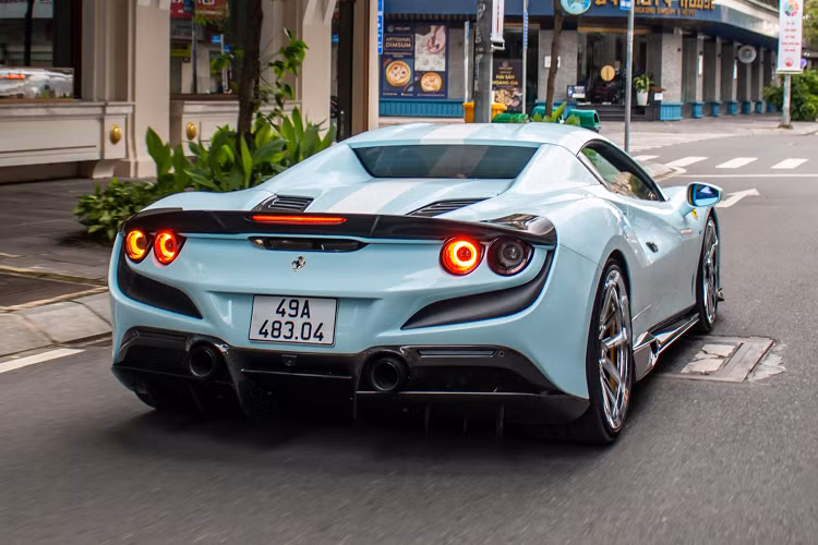 Đi kèm hộp số bán tự động ly hợp kép 7 cấp và hệ dẫn động cầu sau, chiếc siêu xe mui trần có thể tăng tốc 0-100km/h trong 2,9 giây trước khi đạt tốc độ tối đa 340 km/h.