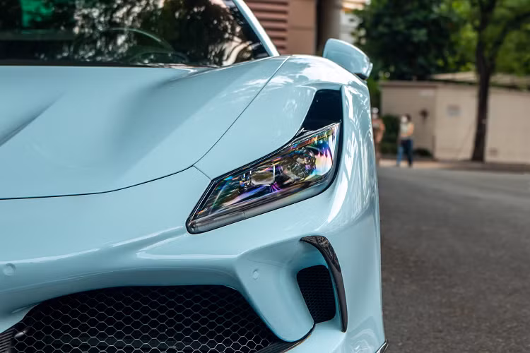 Ngoài phần mui và nắp động cơ, các chi tiết khác như đèn pha trước, đèn hậu… vẫn có thiết kế tương tự biến thể mui cứng (Tributo).