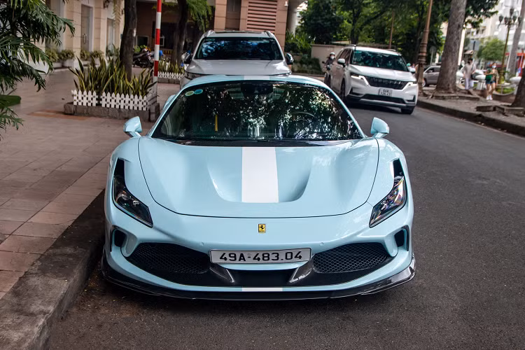 Xe cũng được độ thêm líp cản trước, ốp sườn và cánh gió cỡ lớn phía sau từ hãng độ 1016 Industries, kết hợp với những chi tiết từ hãng độ Novitec đã được nâng cấp trước đó như ốp cản trước, ốp đèn pha, ốp tay nắm cửa, ốp trụ B, ốp hốc gió, ốp nắp động cơ và bộ khuếch tán khí động học. Tất cả các chi tiết này đều được làm từ sợi carbon.