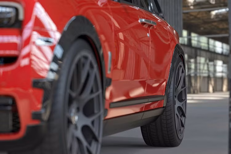 Phần nắp capo nguyên bản của xe đã được thay thế bằng một chi tiết mới được làm bằng vật liệu carbon kết hợp với lớp sơn Cherry Red và nhiều điểm nhấn bằng sợi carbon hơn được gắn trên vòm bánh xe. Tuy nhiên trên thực tế, các vòm bánh xe chỉ rộng hơn 4 mm ở mỗi bên so với mẫu xe tiêu chuẩn.