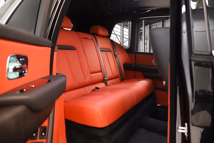 Mẫu xe sở hữu thiết kế khoang nội thất bọc da hoàn toàn mới được bổ sung với chỉ khâu màu Cherry Red đồng điệu với màu sơn ngoại thất. 