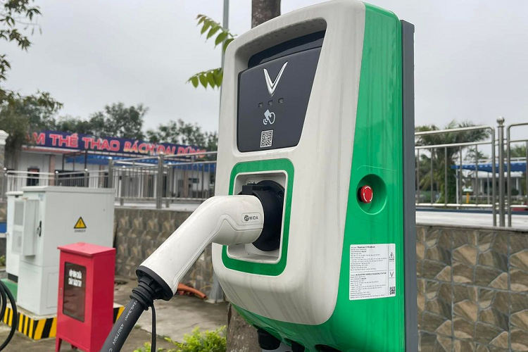 Với những khách hàng đang sử dụng xe ôtô xăng của VinFast, nếu muốn đổi sang điện khách hàng sẽ hãng hỗ trợ thêm 30 triệu đồng, kinh phí từ quỹ “Vì tương lai xanh” của hãng.