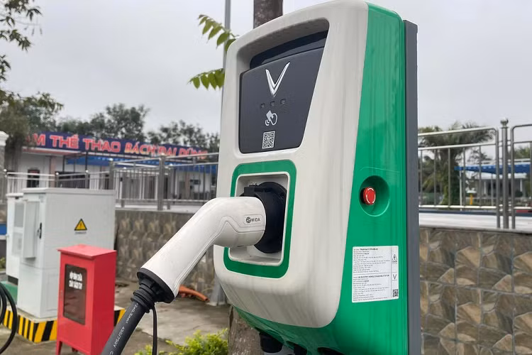 Với những khách hàng đang sử dụng xe ôtô xăng của VinFast, nếu muốn đổi sang điện khách hàng sẽ hãng hỗ trợ thêm 30 triệu đồng, kinh phí từ quỹ “Vì tương lai xanh” của hãng.