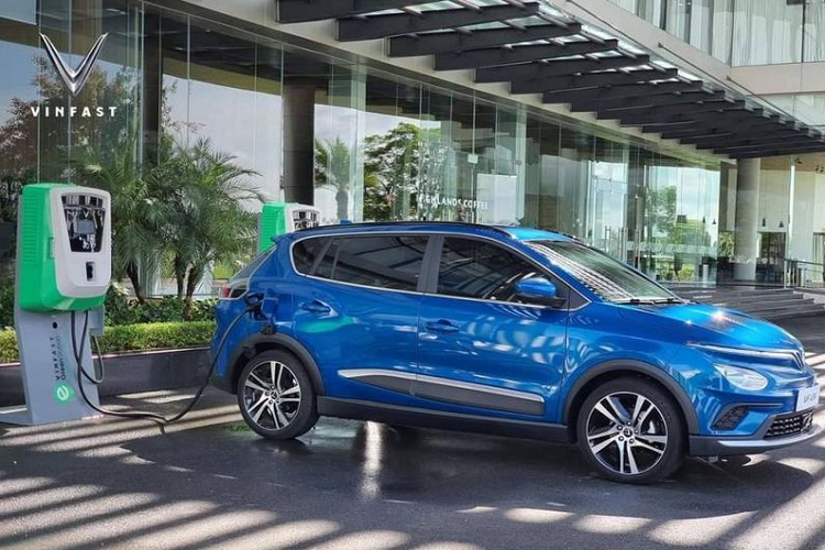 Mặc dù dừng sản xuất xe xăng, song VinFast vẫn tiếp tục bảo dưỡng, sửa chữa theo đúng như cam kết trước đó, chưa kể hãng còn bổ sung thêm những chính sách và dịch vụ có lợi hơn đến với khách hàng. Điển hình như, tăng thời hạn bảo hành xe lên 10 năm, nhiều nhất trên thị trường ở thời điểm hiện tại hay cung cấp dịch vụ sửa chữa xe lưu động (Mobile Service).