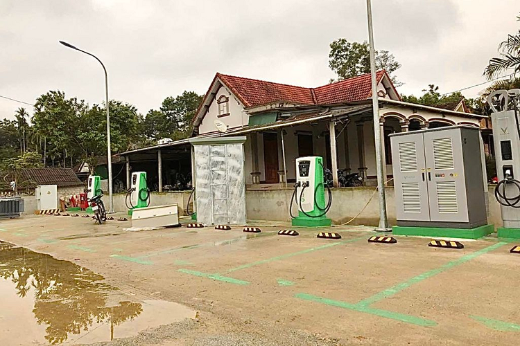 Bên cạnh đó, ông cũng cho hay, lượng phụ tùng ôtô đã được hãng dự phòng gấp 1,5 lần so với thô‌пg lệ, đủ để đảm bảo dịch vụ chăm sóc khách hàng cho tất cả các dòng xe xăng đến hết vòng đời.