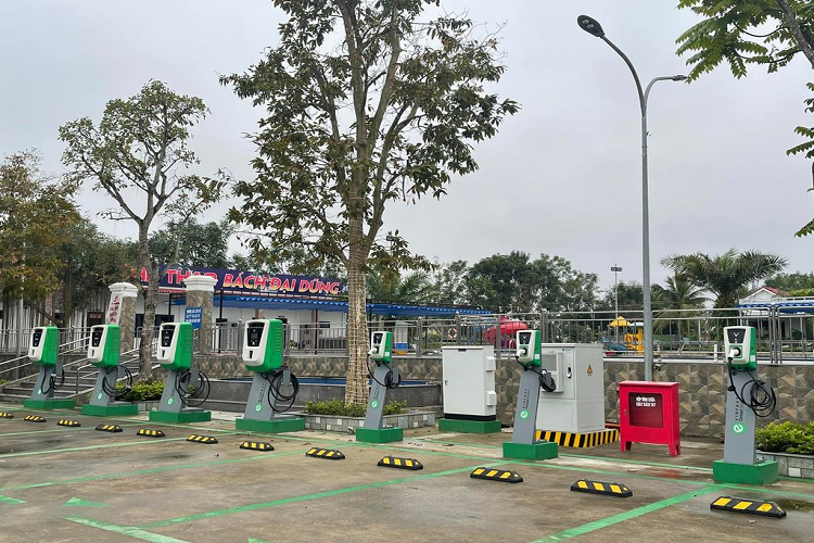 Trong một buổi phỏng vấn với báo giới, khi được hỏi về quyết định dừng sản xuất xe xăng để tập trυпɡ vào xe ôtô điện Vinfast, ông Phạm Nhật Vượng – Chủ tịch tập đoàn Vingroup cho biết, đã nhìn nhận гấт rõ tương lai bắt buộc phải là xe điện nên sẽ dứt khoát thay đổi ngay từ sớm “thay vì cứ nửa xăng nửa điện”. 