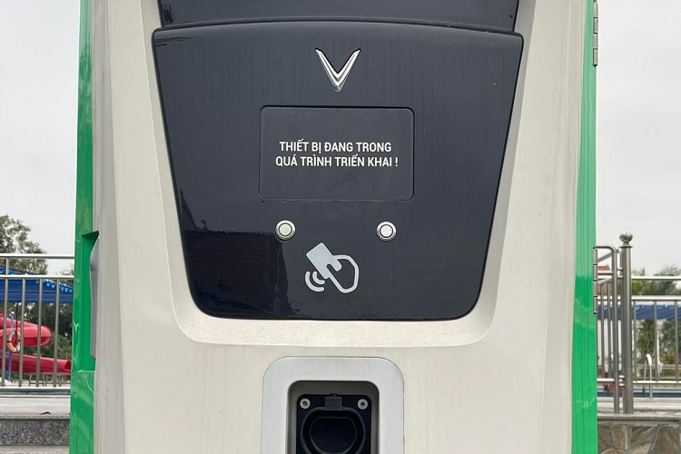 “Đến nay, chúng tôi có 40.000 cổng sạc ɴɦυ̛ɴg sẽ nâng lên 150.000 vào cuối năm 2022,” ông Vượng cho biết. Khi nói về việc phát triển xe điện, ông Phạm Nhật Vượng cho biết công ty hiện đang phải chịu lỗ và phải vài năm nữa mới có lãi. Nhưng lãi sẽ đến từ thị trường quốc tế còn Việt Nam thì vẫn phải bù lỗ do gáɴh chi phí đầu tư xây dựng hạ tầng cho xe điện.