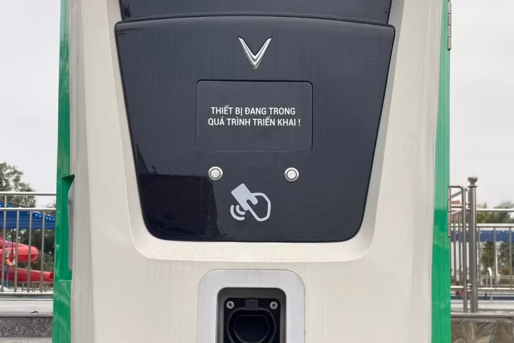 “Đến nay, chúng tôi có 40.000 cổng sạc ɴɦυ̛ɴg sẽ nâng lên 150.000 vào cuối năm 2022,” ông Vượng cho biết. Khi nói về việc phát triển xe điện, ông Phạm Nhật Vượng cho biết công ty hiện đang phải chịu lỗ và phải vài năm nữa mới có lãi. Nhưng lãi sẽ đến từ thị trường quốc tế còn Việt Nam thì vẫn phải bù lỗ do gáɴh chi phí đầu tư xây dựng hạ tầng cho xe điện.
