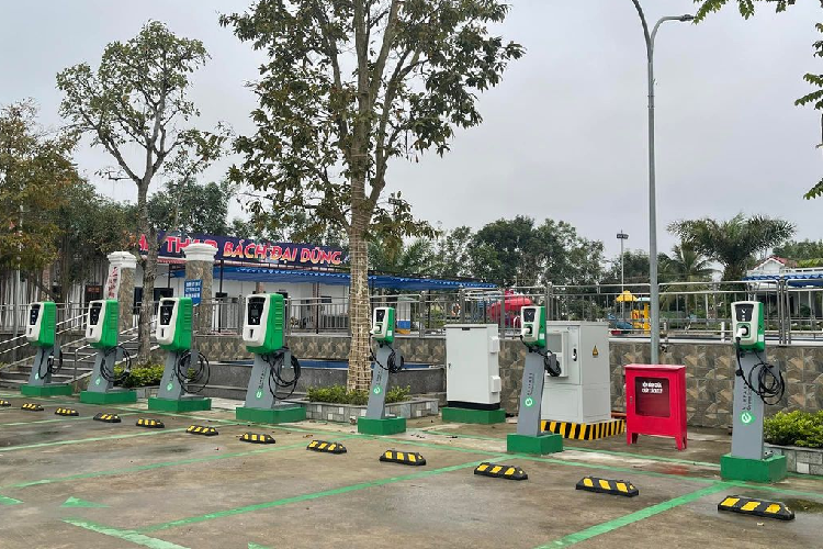 Hiện mô hình các trạm sạc xe VinFast đã được triển khai lắp đặt.Trên cao tốc, quốc lộ được bố trí điểm sạc siêu nhanh 250kW, trung tâm thương mại sử dụng trụ sạc từ 30 - 60kW, trong khi hầm chung cư và bãi đỗ xe qua đêm chủ yếu là loại 11 – 30kW. Ngoài ra, hãng cũng sẽ mở rộng hợp tác với các đối tác trên toàn quốc để lắp trạm sạc và toàn bộ chi phí vận hành, lắp đặt đều do Vingroup chịu trách nhiệm.