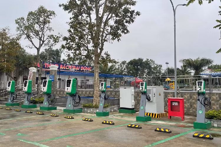 Hiện mô hình các trạm sạc xe VinFast đã được triển khai lắp đặt.Trên cao tốc, quốc lộ được bố trí điểm sạc siêu nhanh 250kW, trung tâm thương mại sử dụng trụ sạc từ 30 - 60kW, trong khi hầm chung cư và bãi đỗ xe qua đêm chủ yếu là loại 11 – 30kW. Ngoài ra, hãng cũng sẽ mở rộng hợp tác với các đối tác trên toàn quốc để lắp trạm sạc và toàn bộ chi phí vận hành, lắp đặt đều do Vingroup chịu trách nhiệm.