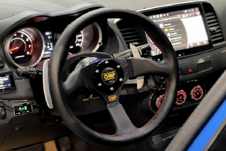 Vô-lăng của OMP hiện có giá thị trường khoảng 7 triệu đồng là một trong nhiều option đã được chủ xe nâng cấp. Không chỉ được nâng cấp về ngoại hình, chiếc Mitsubishi trong bài cũng đã được nâng cấp công suất sau khi được remap Stage 1. Đây là bước độ xe cơ bản, giúp khai thác tối ưu tiềm năng của khối động cơ 4 xi-lanh 2.0L.