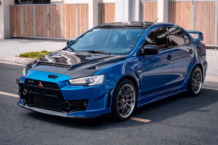 Sở hữu nước sơn xanh đậm, chiếc Lancer mang dáng vẻ hầm hố, mạnh mẽ. Ngoại thất của chiếc xe được lột xác hoàn toàn với nhiều chi tiết thể thao như đuôi gió, nắp capo sợi carbon, body-kit khí động học.