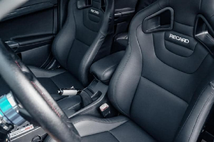 Chỉ sau một thời gian ngắn đăng bán, chiếc Mitsubishi Lancer đã thu hút hàng loạt bình luận từ phía cộng đồng mạng. Đa số đều bày tỏ sự ngưỡng mộ và trầm trồ với vẻ đẹp của chiếc xe. Lancer là dòng sedan đến từ thương hiệu Mitsubishi. Ra đời từ 1973, mẫu xe Nhật nhanh chóng có được cảm tình của người mua với thiết kế nhỏ gọn cùng công nghệ động cơ sạch được phát triển bởi Mitsubishi.