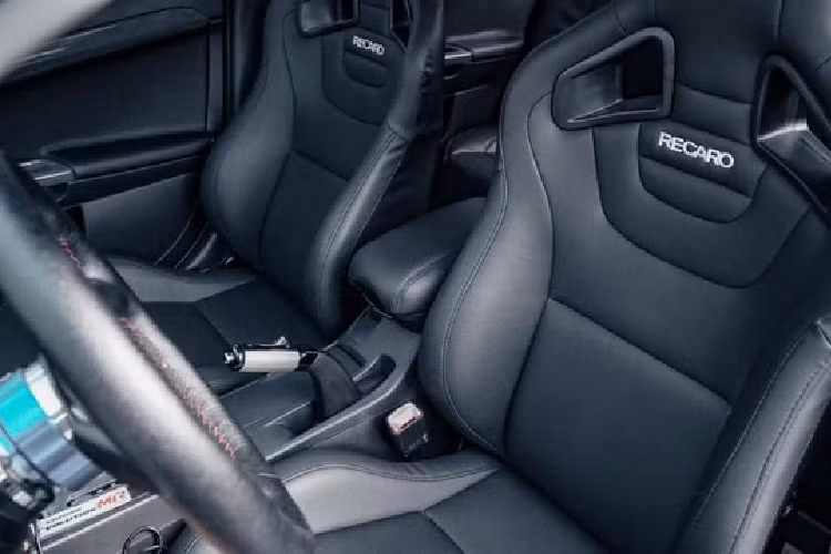 Chỉ sau một thời gian ngắn đăng bán, chiếc Mitsubishi Lancer đã thu hút hàng loạt bình luận từ phía cộng đồng mạng. Đa số đều bày tỏ sự ngưỡng mộ và trầm trồ với vẻ đẹp của chiếc xe. Lancer là dòng sedan đến từ thương hiệu Mitsubishi. Ra đời từ 1973, mẫu xe Nhật nhanh chóng có được cảm tình của người mua với thiết kế nhỏ gọn cùng công nghệ động cơ sạch được phát triển bởi Mitsubishi.