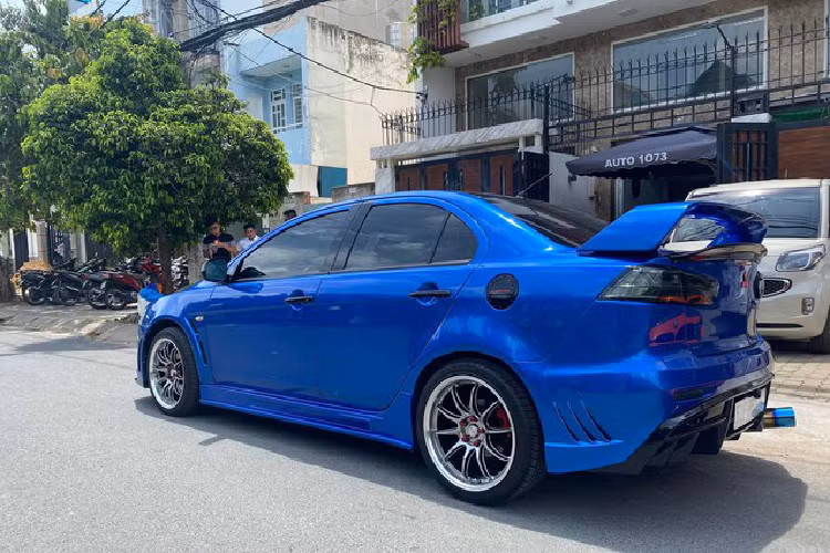 Người anh em của Lancer – Lancer Evolution gây tiếng vang lớn khi là một trong những mẫu xe rally thành công và nổi tiếng nhất mọi thời đại. Hiện Mitsubishi dừng sản xuất Lancer và Lancer Evolution để tập trung nguồn lực vào phát triển crossover và SUV.