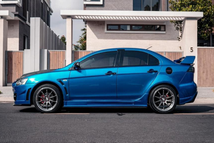 Nội thất xe cũng được "lên đời", mang lại cảm giác của một chiếc xe đua đích thực. Vô-lăng nguyên bản được thay thế bằng vô-lăng 3 chấu thể thao đến từ OMP. Hàng ghế phía trước cũng được "tân trang" lại với hệ thống ghế đua Recaro ôm sát người, đem đến cảm giác lái thể thao hơn cho người cầm lái.