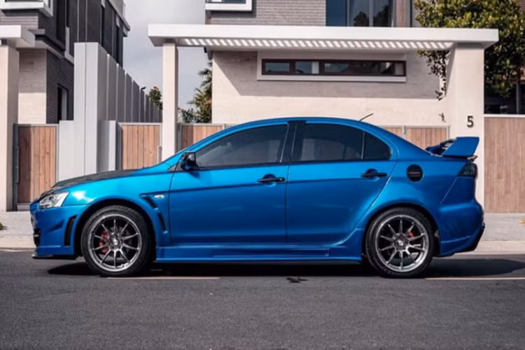 Nội thất xe cũng được "lên đời", mang lại cảm giác của một chiếc xe đua đích thực. Vô-lăng nguyên bản được thay thế bằng vô-lăng 3 chấu thể thao đến từ OMP. Hàng ghế phía trước cũng được "tân trang" lại với hệ thống ghế đua Recaro ôm sát người, đem đến cảm giác lái thể thao hơn cho người cầm lái.