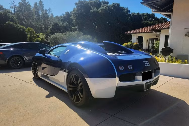 Nội thất Pontiac ban đầu cũng đã được làm lại hoàn toàn để giống với thiết kế của Bugatti. Chủ xe hiện tại nói rằng cabin là một không gian tuyệt vời để ngồi và trải nghiệm. Thông qua hình ảnh ở đây, ta thấy nội thất đúng là không tệ, đặc biệt là đối với một chiếc xe nhái chỉ có giá không bằng 1/10 xe thật.