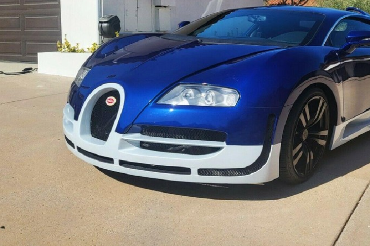 Thay vì động cơ W16 đặc trưng của nhà sản xuất xe Pháp, chiếc Pontiac GTO 2004 độ Bugatti Veyron này chỉ có trang bị động cơ LS1 V8. Dù không thể mạnh mẽ như động cơ xe thật, nhưng đây cũng là một động cơ đáng tin cậy và dễ độ, một yếu tố thu hút những người mua với niềm đam mê độ xe riêng.